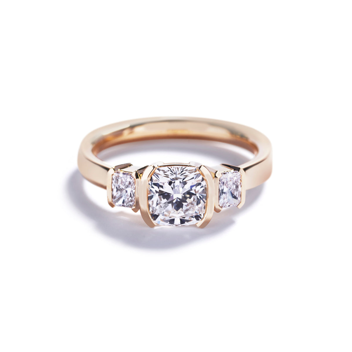 3-stensring i 18 kt. gulguld med 1,21 ct. Cushion cut diamant