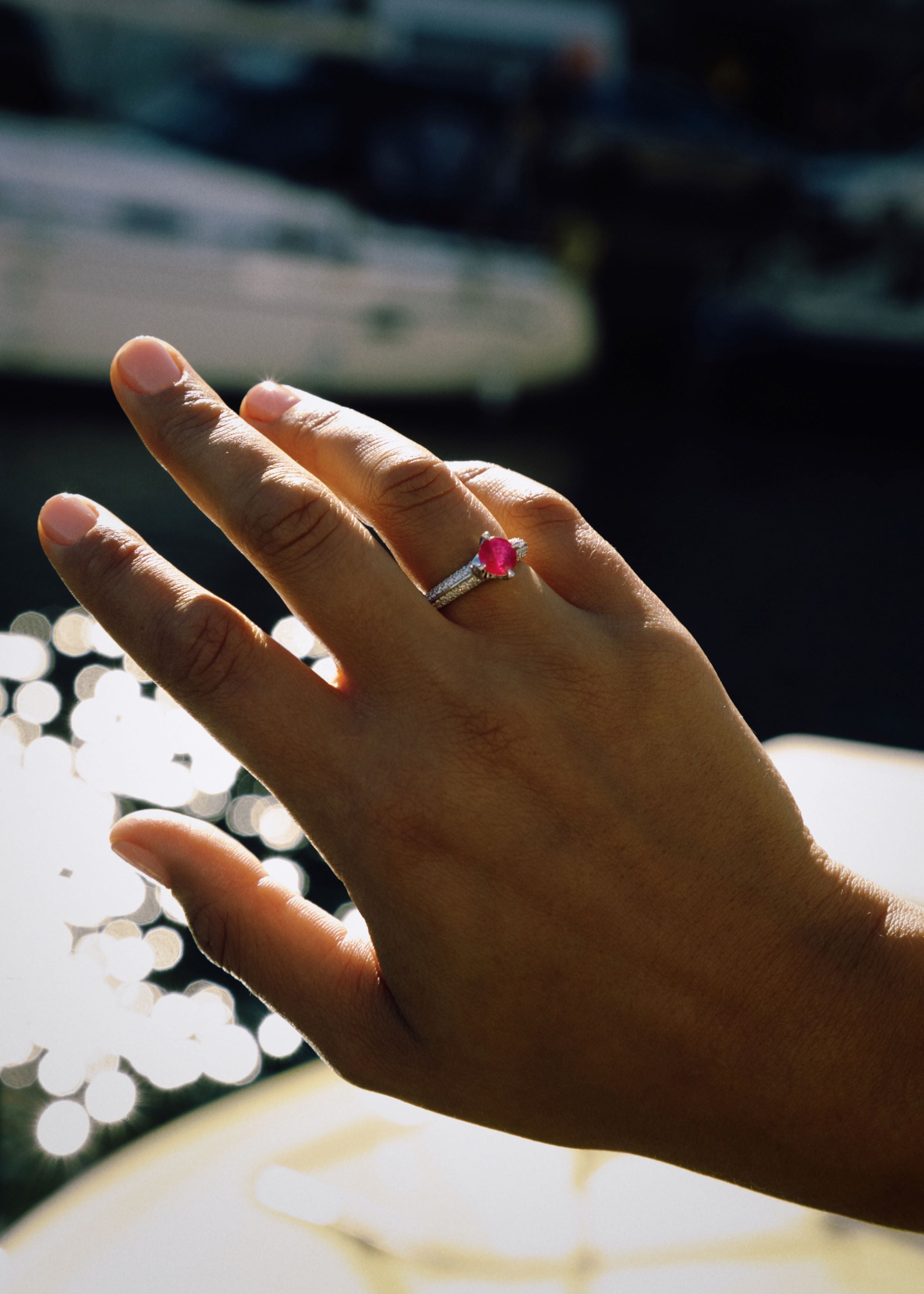 Signatur solitairering med en 1,54 ct. Grønlandsk Rubin og 84 brillanter.