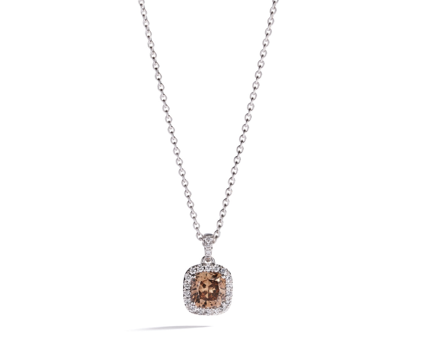 Diamantvedhæng i 18 kt. hvidguld prydet med en 0,92 ct. cushion-cut champagne C5/VVS2 diamant omkranset af 21 Top Wesselton/VVS-VS brillanter, i alt 0,12 ct.

Kæden måler 42-45 cm.