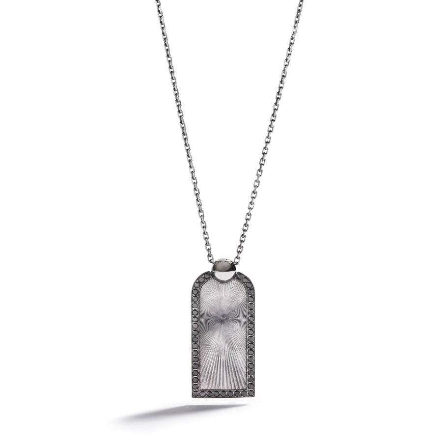 Dog tag i 18 kt. sort-rhodineret hvidguld med 0,65 ct. sorte diamanter.*  Pris er inkl. kæde. Kæden måler 80 cm.  *Alle sorte diamanter er bestrålet og varmebehandlet.