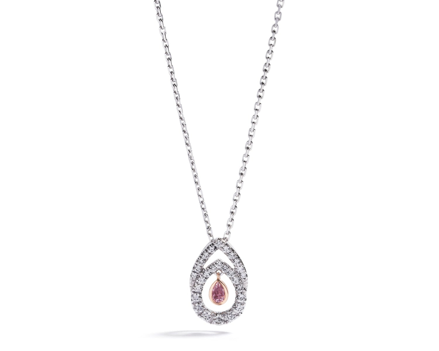Vedhæng i 18 kt. hvidguld prydet med en 0,05 ct. dråbesleben Natural Fancy Pink/SI diamant omkranset af 27 Top Wesselton/VVS-VS brillanter, i alt 0,17 ct.