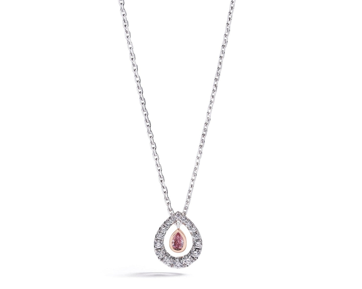 Diamantvedhæng i 18 kt. hvidguld og 18 kt. rosaguld prydet med en 0,05 ct. dråbesleben Natural Fancy Intense Purplish Pink/P diamant omkranset af 16 Top Wesselton/VVS-VS brillanter, i alt 0,12 ct. brillanter. Kæden måler 42-45 cm.