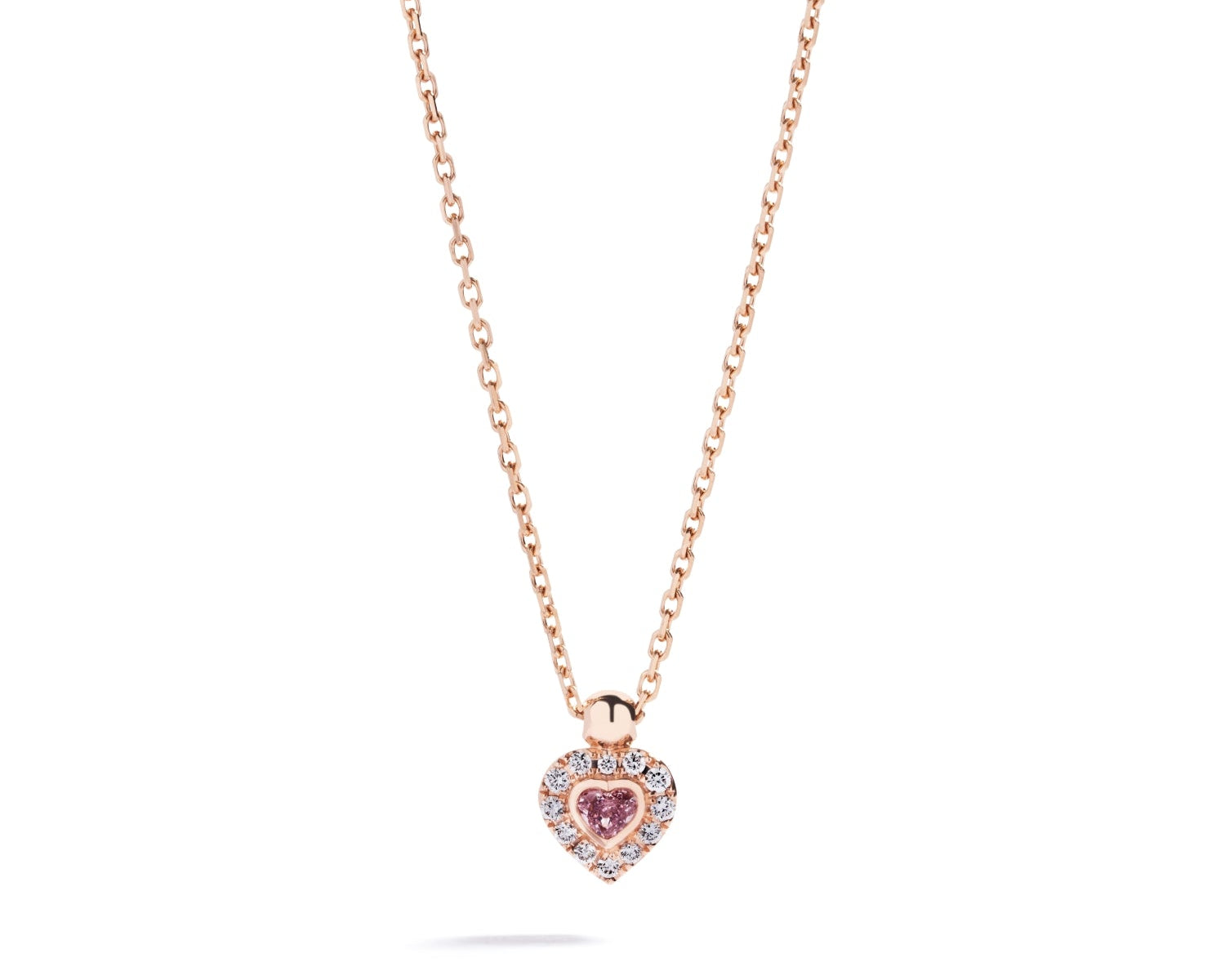 Diamantvedhæng i 18 kt. rosaguld prydet med en 0,05 ct. hjertesleben Natural Fancy Pink/VS diamant omkranset af 12 Top Wesselton/VVS-VS brillanter, i alt 0,08 ct.  Kæden måler 42-45 cm.
