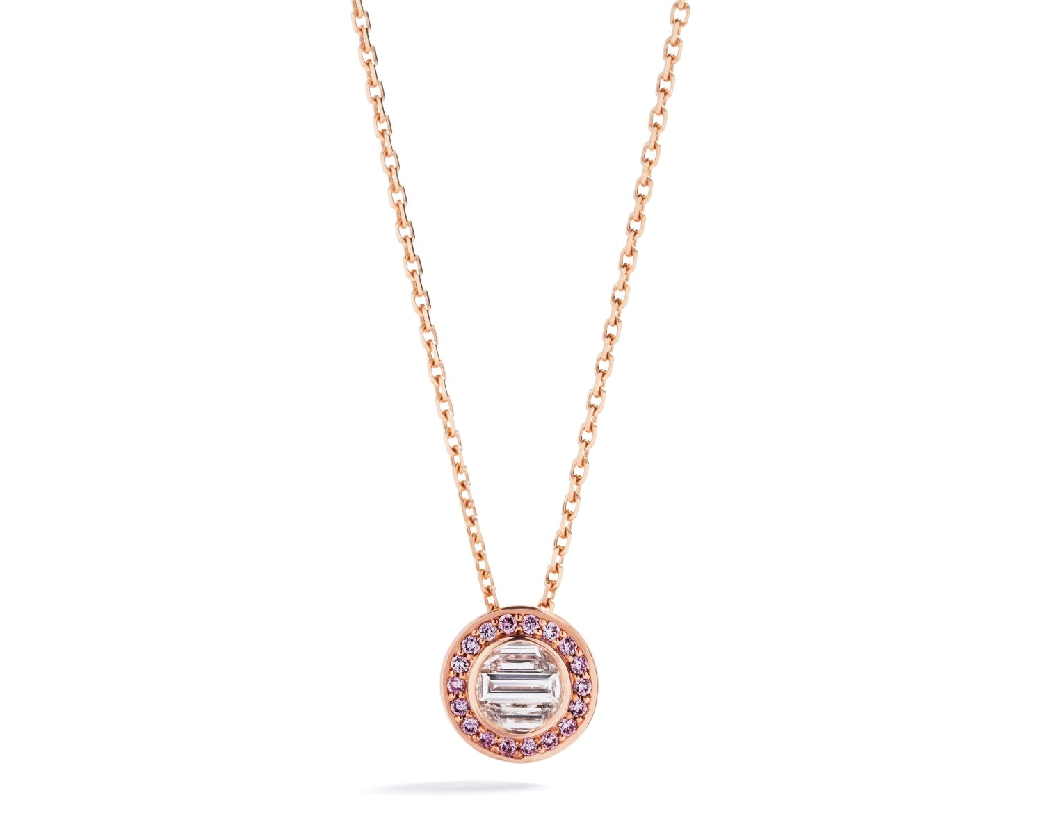 Vedhæng i 18 kt. rosaguld prydet med tre smaragdslebne Top Wesselton/VVS-VS diamanter, i alt 0,17 ct. omkranset af 18 Natural Fancy Intense Pink/SI-P brillanter, i alt 0,07 ct.  Kæden måler: 42-45 cm.
