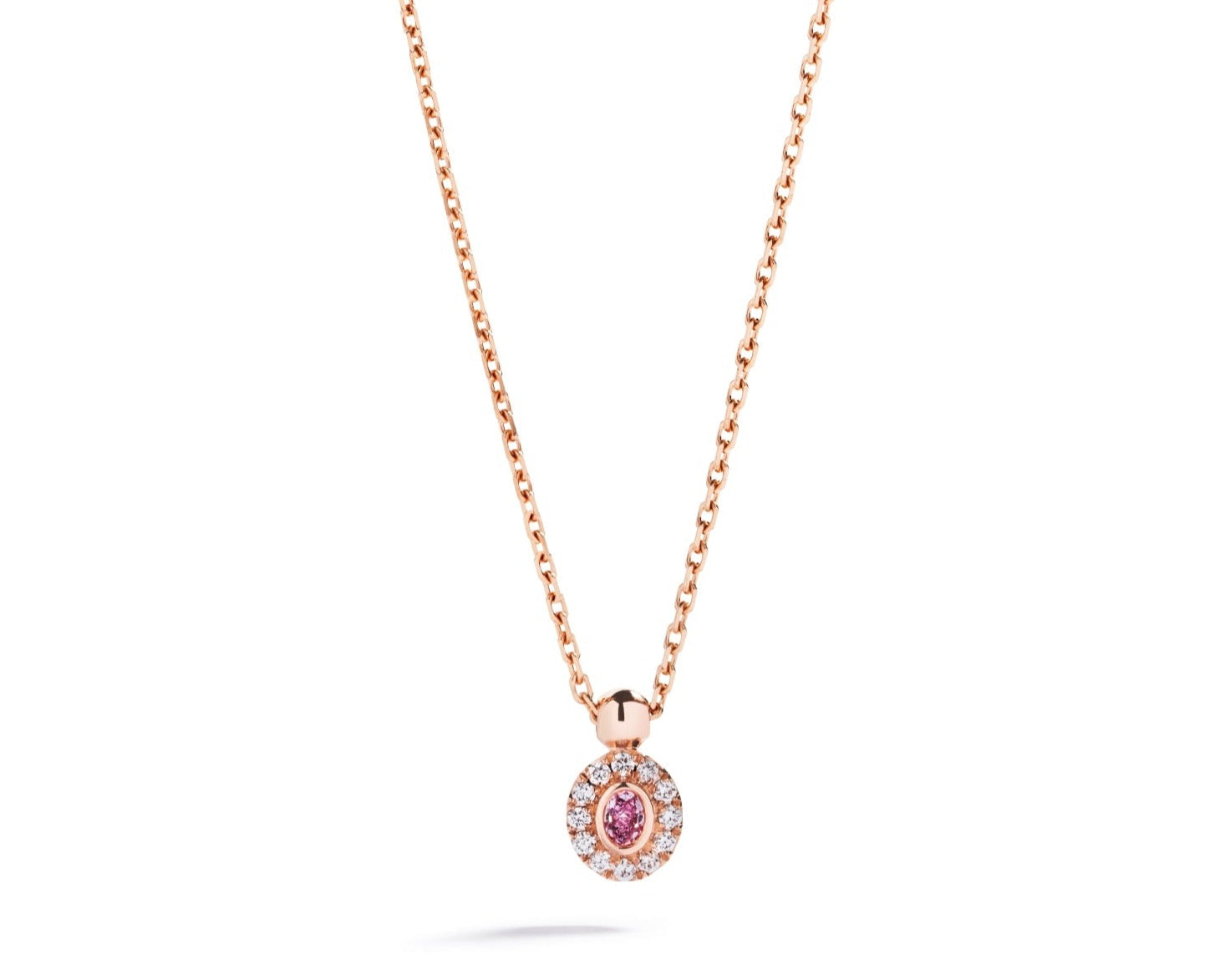 Rosetvedhæng i 18 kt. rosaguld prydet med en 0,045 ct. oval Natural Fancy Pink/SI diamant omkranset af 12 Top Wesselton/VVS-VS brillanter, i alt 0,05 ct.