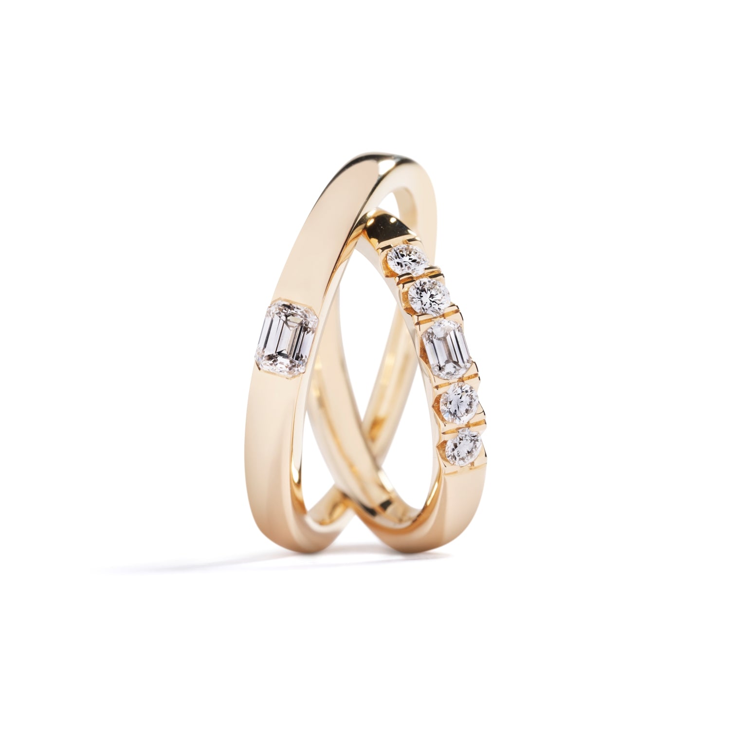 Damering i 18 kt. gulguld prydet med en 0,15ct. smaragdsleben Top Wesselton/VS diamant samt 4 Top Wesselton/VVS-VS brillanter, i alt 0,23 ct. Kr. 17.500,- Herrering i 18 kt. gulguld 3 mm. prydet med en 0,30 ct. smaragdsleben Top Wesselton(F)/VS1 diamant. GIA certifikat medfølger. Kr. 19.000,-  Pris er for sættet.