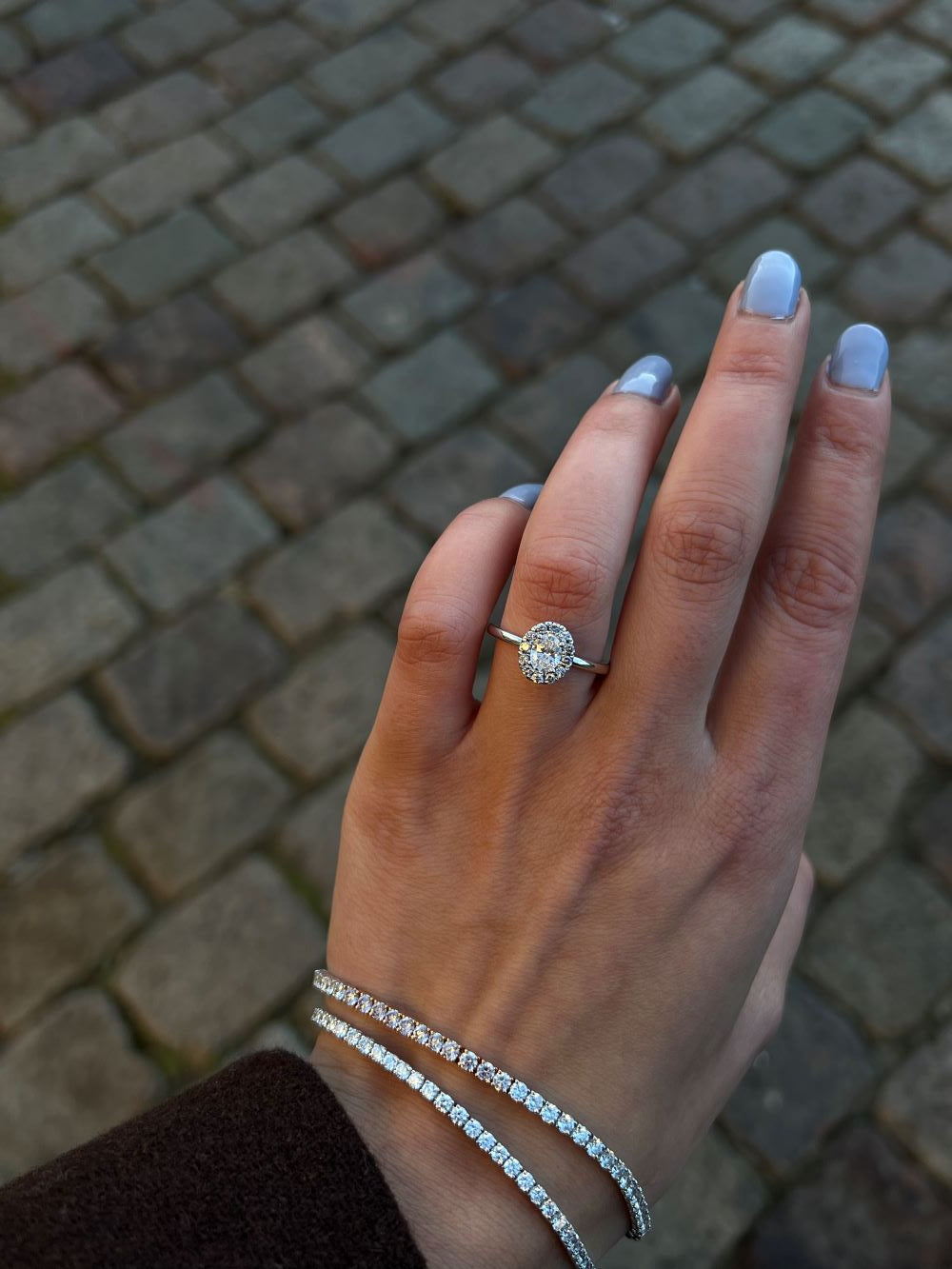 Rosetring med 0,30 ct. oval diamant og 0,10 ct. brillanter