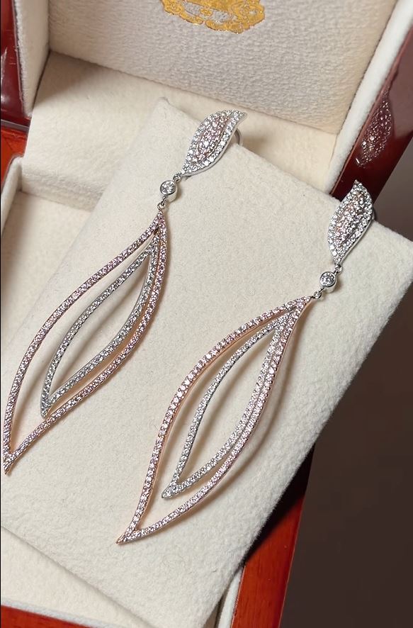 Chandeliers med i alt 2,16 ct. Argyle Pink brillanter
