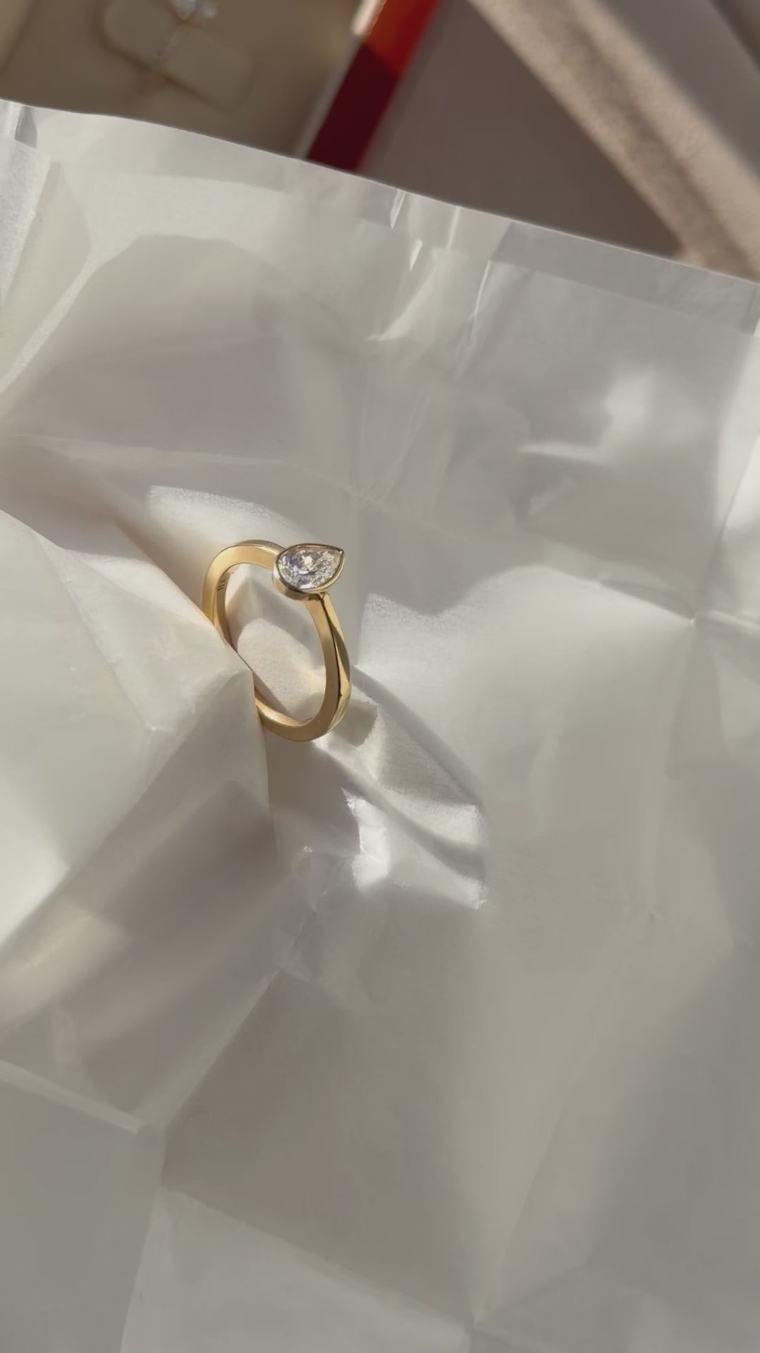 Fancy Love solitairering med 0,30 ct. dråbesleben diamant
