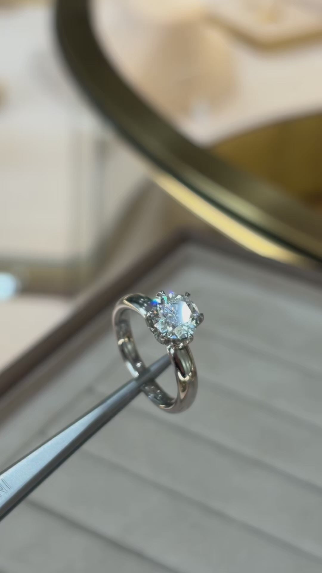 Copenhagen Star solitairering med 3,01 ct. brillant og pavé brillanter