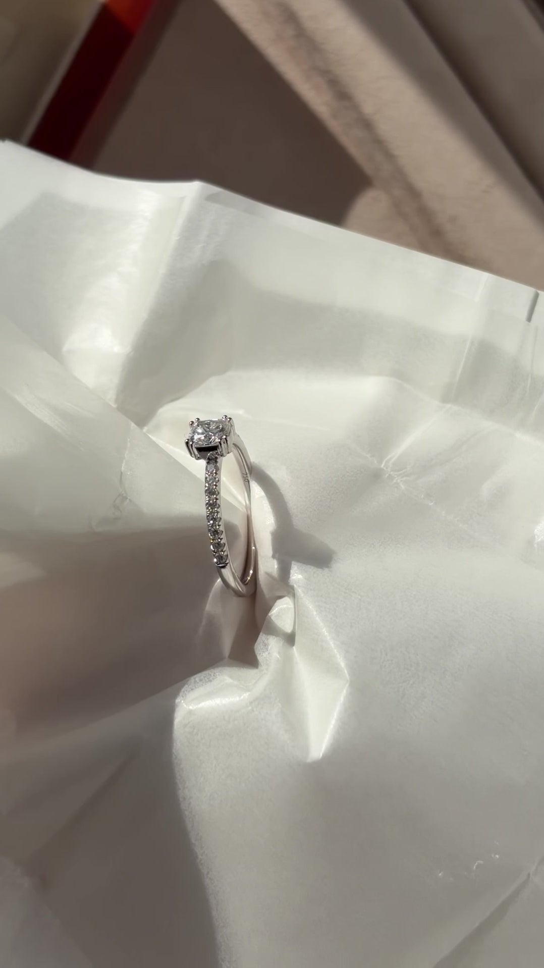 Fancy Love solitairering med 0,30 ct. cushion-cut diamant