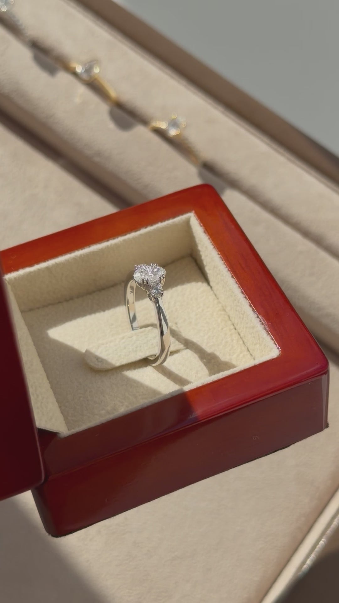 Fancy Love 3-stensring med 0,70 ct. oval diamant