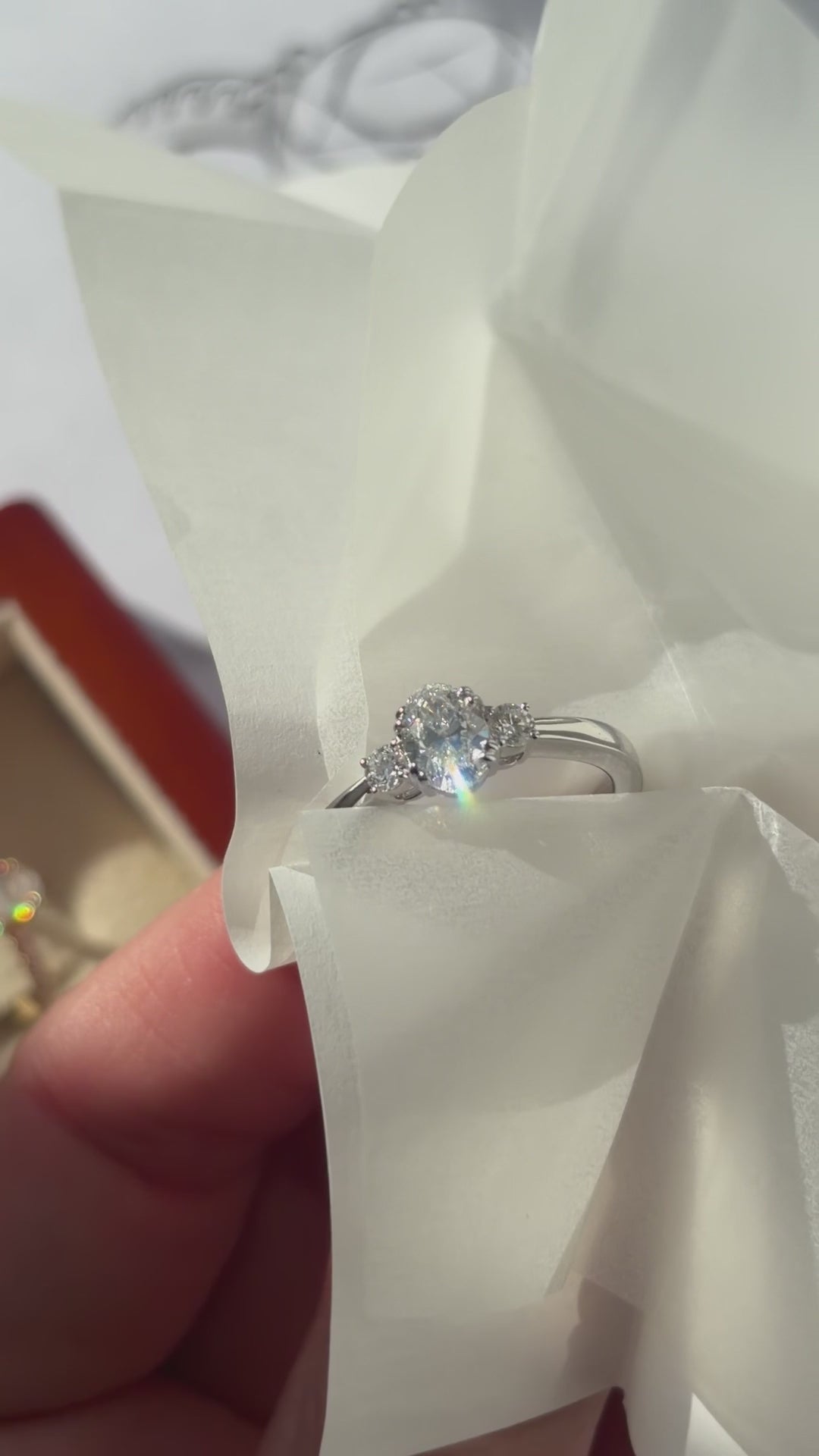 Fancy Love 3-stensring med 0,30 ct. oval diamant