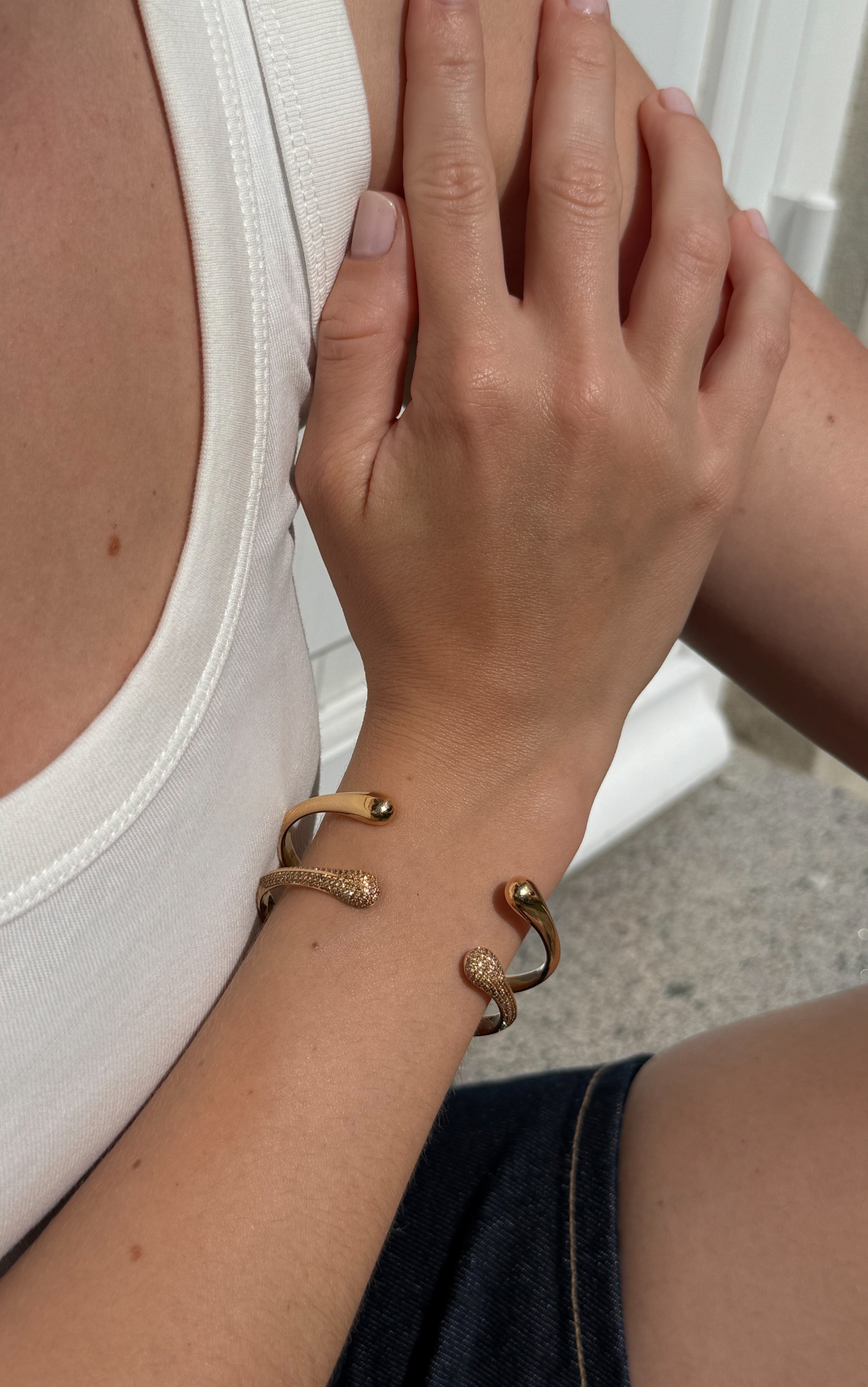 Signatur armring i 18 kt. gulguld med brillanter