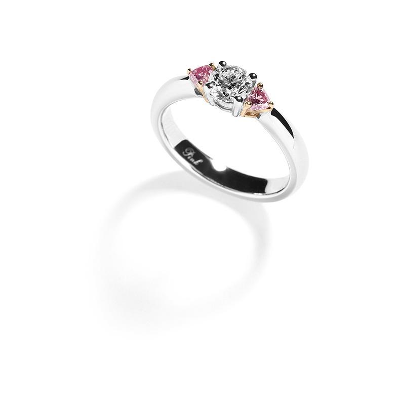Copenhagen Heart 3-stensring med 0,52 ct. brillant og 0,09 ct. Argyle Pink diamanthjerter