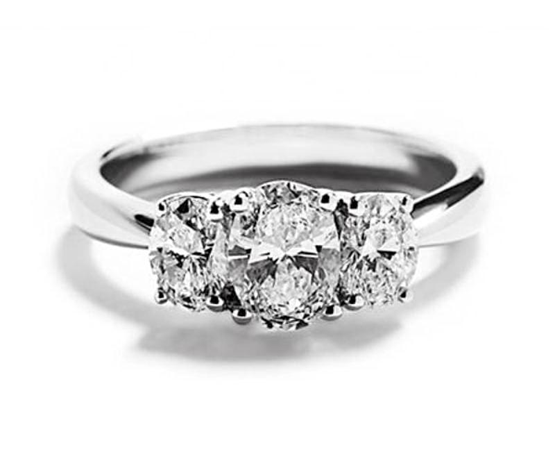 3-stens diamantring i 18 kt. hvidguld prydet med oval 0,91 ct. Top Wesselton(F)/SI1 diamant flankeret af to ovale diamanter, i alt 0,81 ct. River-Top Wesselton/VS.                                                                                      GIA certifikat medfølger. 