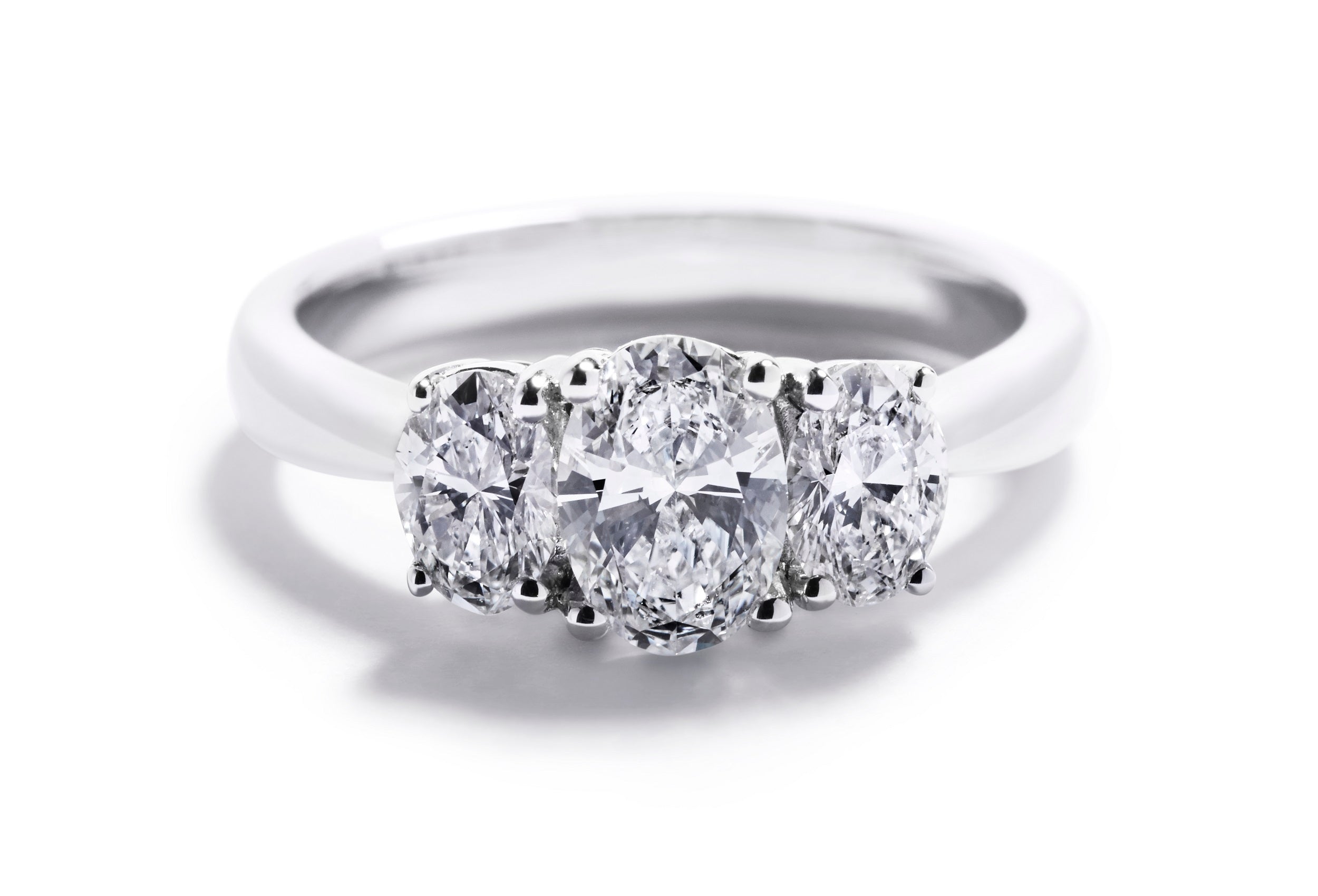 3-stensring med 0,71 ct. oval diamant samt 0,60 ct. ovale sidesten