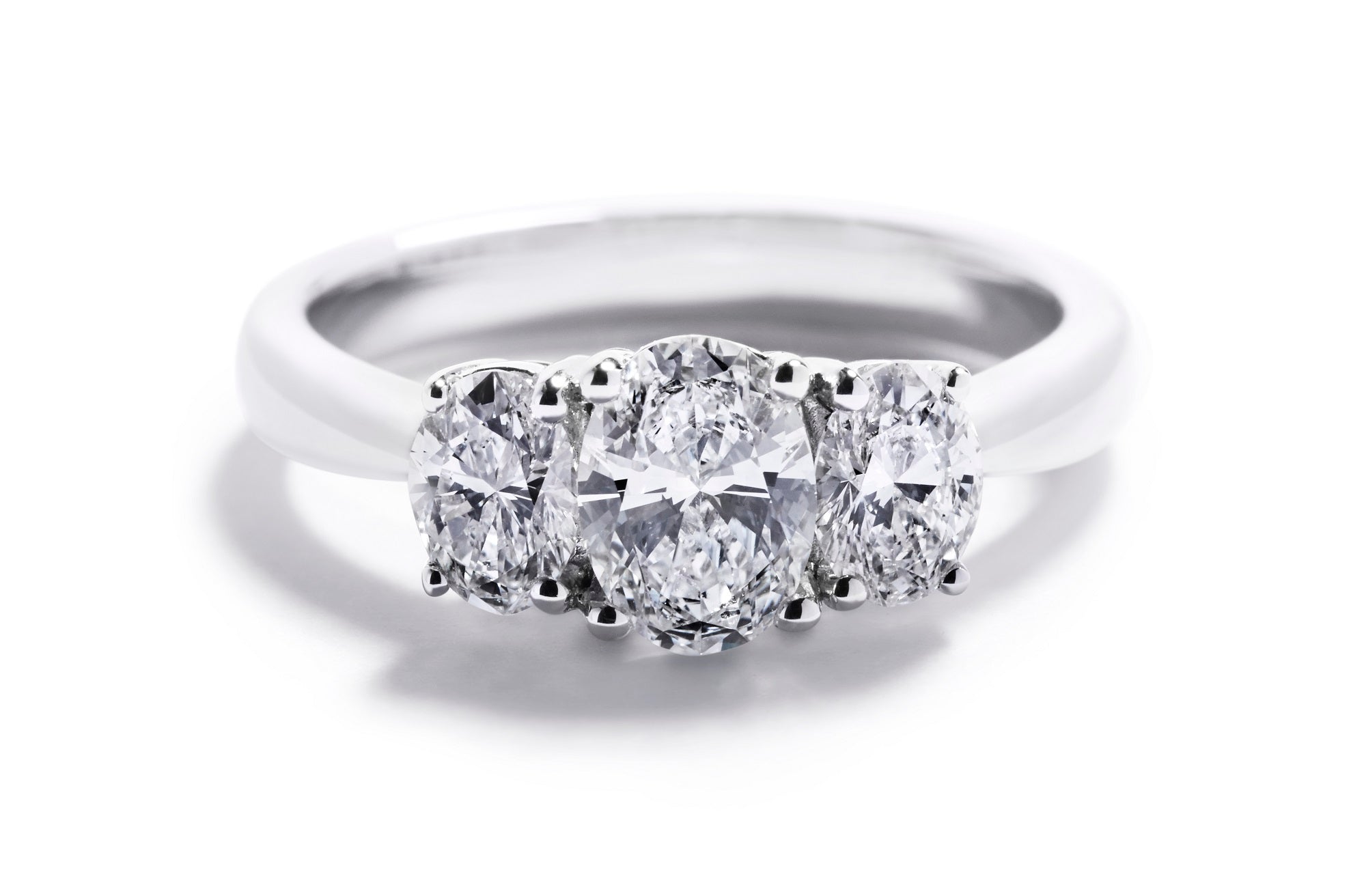 3-stens diamantring med 1,01 ct. oval diamant og 1,06 ct. ovale sidesten