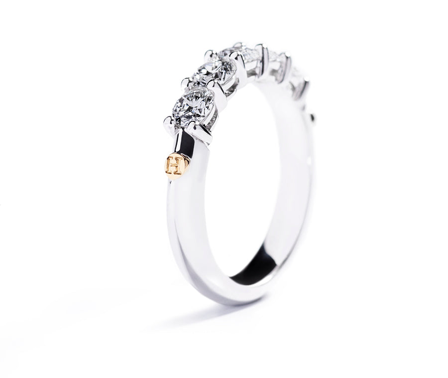 Alliancering i hvidguld med 5 diamanter