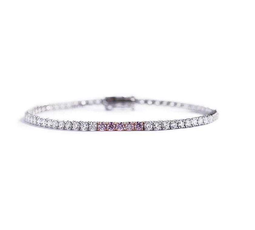 Argyle Pink tennisarmbånd i 18 kt. hvid- og rosaguld prydet med 5 pink brillanter, i alt 0,25 ct. Natural Fancy Intense Purplish Pink/SI-P samt 64 brillanter, i alt 2,86 ct. Top Wesselton/VVS-VS. 