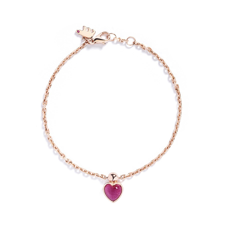 Armbånd i 18 kt. rosaguld prydet med en 1,65 ct. hjertesleben pinkish-red Grønlandsk Rubin samt lille vedhæng med isbjørn og en 0,003 ct. Grønlandsk Rubin.    Grønlandske Rubiner er varmebehandlede.