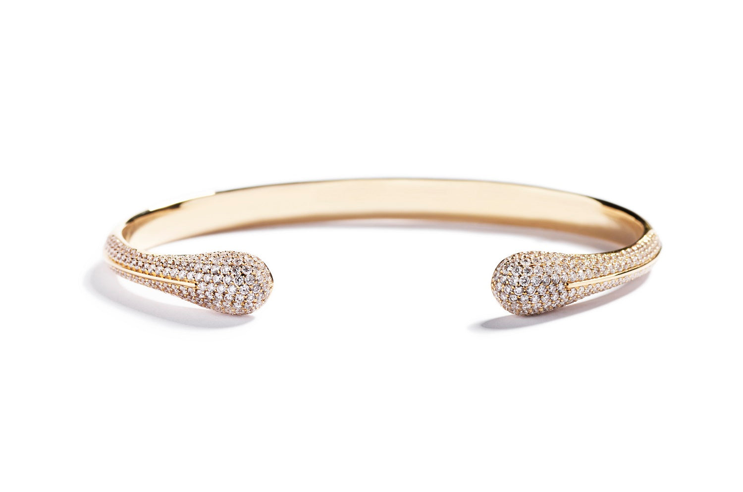 Hartmann’s Signatur armring i 18 kt. gulguld prydet med 318 brillanter, i alt 1,80 ct. Top Wesselton/VVS-VS. Fås også i 18 kt. hvidguld. 