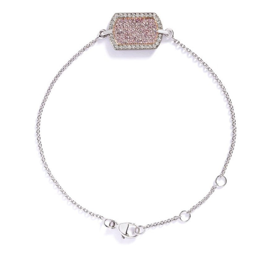 Armbånd i 18 kt. hvidguld prydet med 77 Intense Pink/SI-P brillanter, i alt 0,35 ct. omkranset af 32 Top Wesselton/VVS-VS brillanter, i alt 0,14 ct.  Længde 15-18 cm.