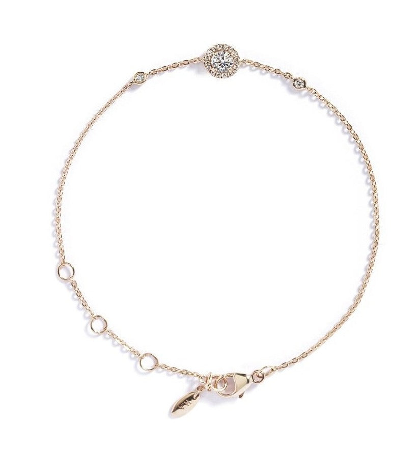 Armbånd i 18 kt. gulguld prydet med en 0,24 ct. Top Wesselton/VVS brillant omkranset af 18 Top Wesselton/VVS-VS brillanter, i alt 0,08 ct.                                                                         Fås også i 18 kt. hvidguld.