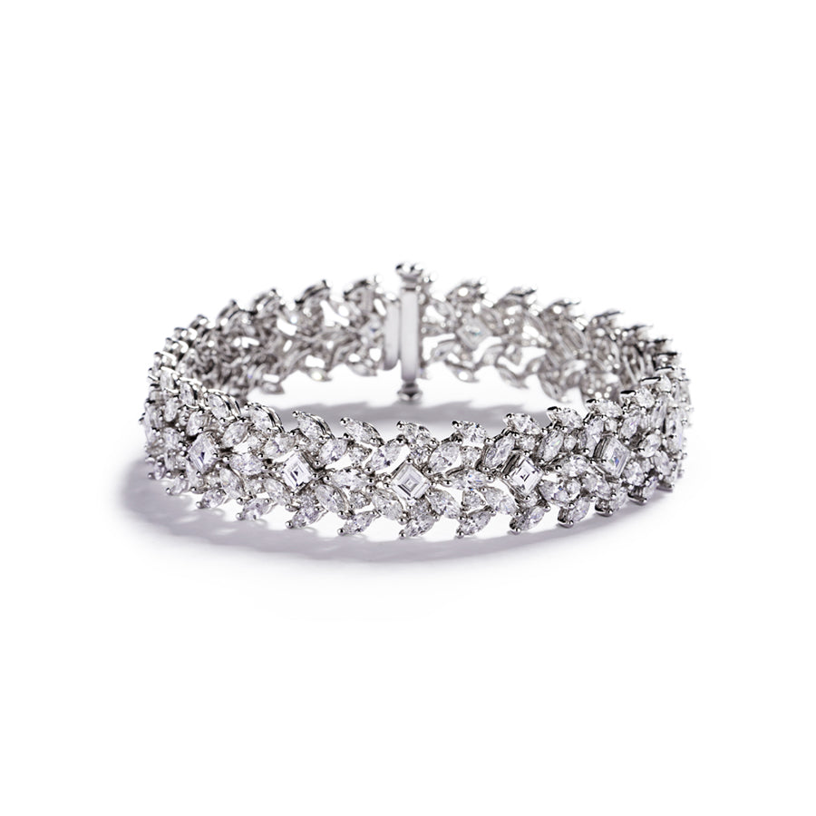 Diamant armbånd i platin prydet med
15 carré-slebne River-Top Wesselton/VVS-VS diamanter,
i alt 3,43 ct. samt 60 brillanter, i alt 1,51 ct. og 135
marquiseslebne diamanter, i alt 13,79 ct.
