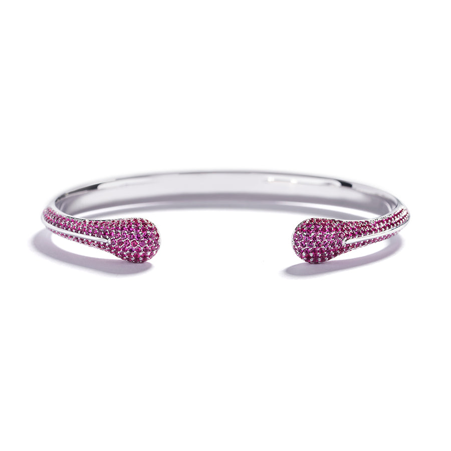 Hartmann's Signatur armring i 18 kt. hvidguld prydet med 310 Pinkish Red Grønlandske Rubiner, i alt 1,970 ct.                                                                  Grønlandske Rubiner er varmebehandlede.