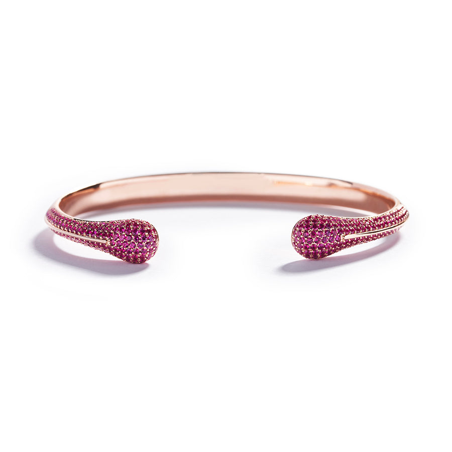 Hartmann's Signatur armring i 18 kt. guld prydet med 310 Intense Pink Grønlandske Rubiner, i alt 1,899 ct.                                                                  Grønlandske Rubiner er varmebehandlede.