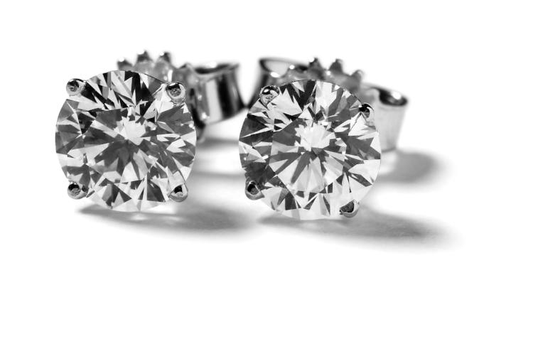 Solitaire ørestikker i 14 kt. hvidguld prydet
med 2 Top Wesselton/VS brillanter,i alt 0,20 ct.


Fås også i 14 kt. gulguld.