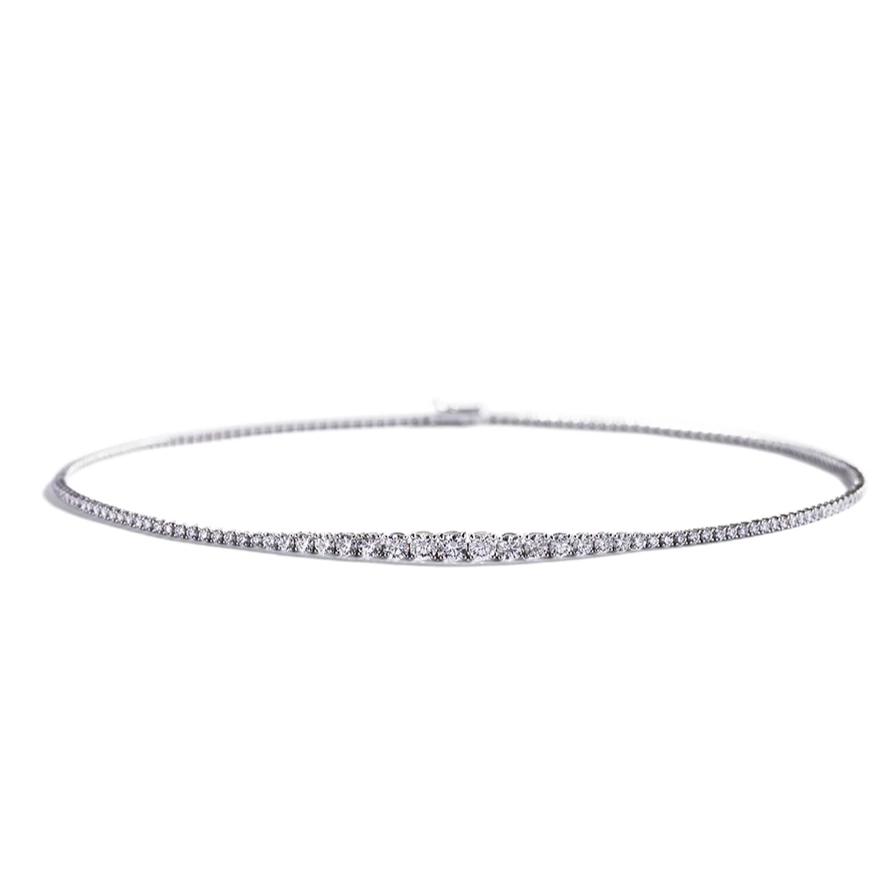 Diamant collier i 18 kt. hvidguld prydet med 77 brillanter, i alt 4,51 ct. 