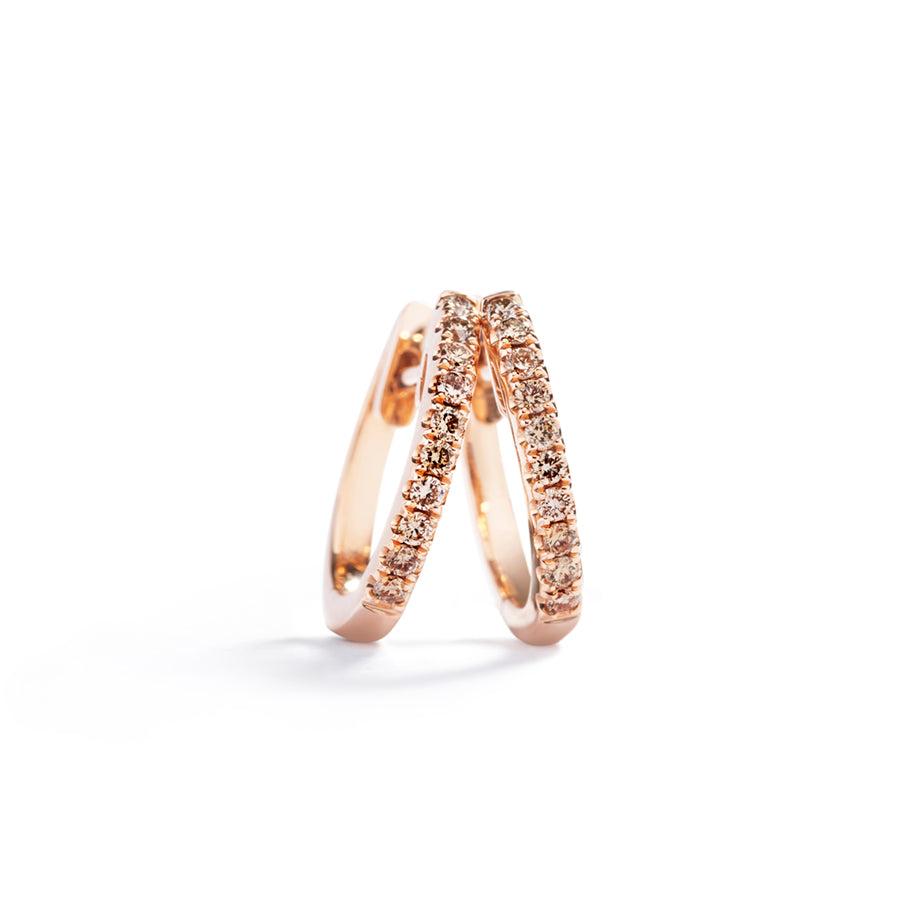 Creoler i 18 kt. rosaguld fra Hartmann's prydet med 20 Champagne(C5)/VS-SI brillanter, i alt 0,21 ct.