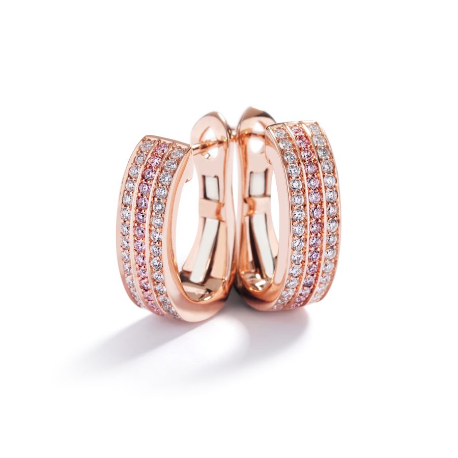 Creoler i 18 kt. rosaguld prydet med30 Natural Fancy Pink/SI-P brillanter, i alt 0, 13 ct. flankeret af 60 Top Wesselton/VVS-VS brillanter, i alt 0,29 ct.