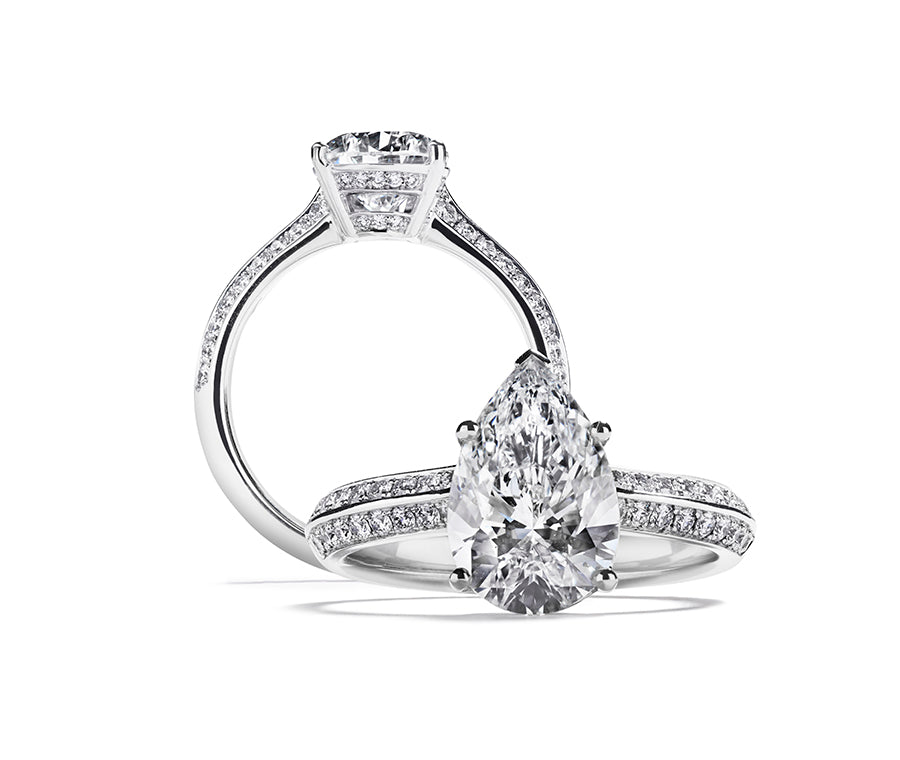 Diamantring i platin prydet med 1,71 ct. dråbe diamant RiveE(G)/VS2 samt 60 Top Wesselton/VVS-VS brillanter,  i alt 0,32 ct. 