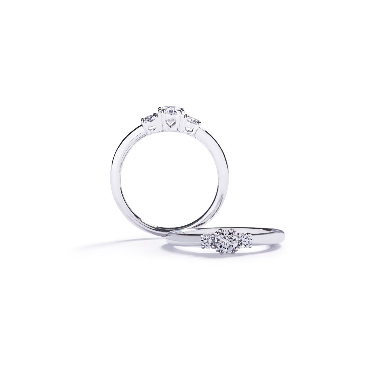 "Copenhagen Love" 3-stens diamantring i 18 kt. hvidguld prydet med 0,30 ct. Top Wesselton(G)/VS1 centersten flankeret af 2 brillanter, i alt 0,21 ct. Top Wesselton/VVS-VS.       