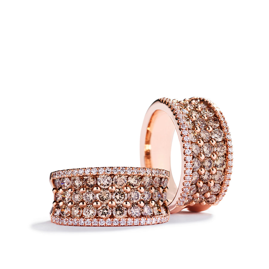 Bred cocktailring i 18 kt. rosaguld fra Hartmann's med 1,86 ct. Argyle Champagne brillanter