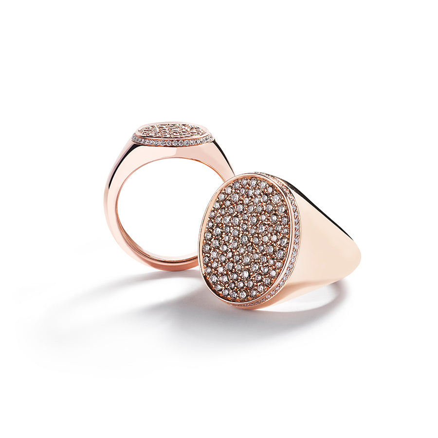 Hartmann's Signatur signetring i 18 kt. rosaguld prydet med  41 champagnefarvede C5/VS-SI brillanter, i alt 0,43 ct. samt  42 Top Wesselton/VVS-VS brillanter, i alt 0,08 ct.