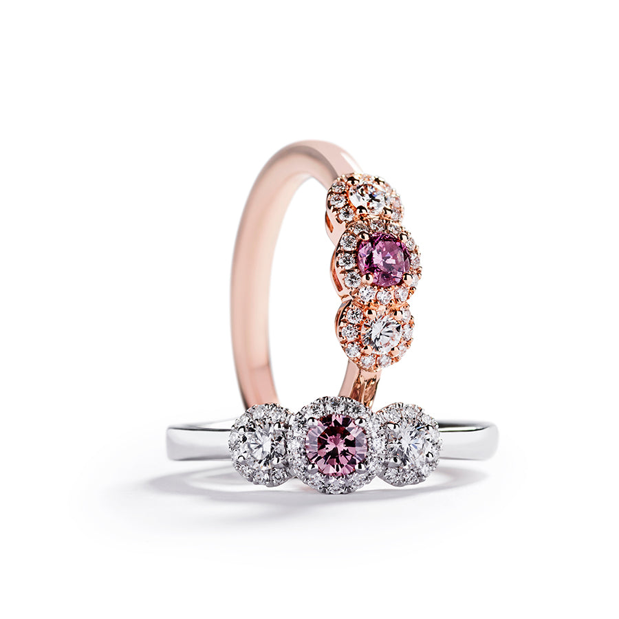 3-stens rosetring i 18 kt. hvidguld med 0,19 ct. Argyle Pink brillant