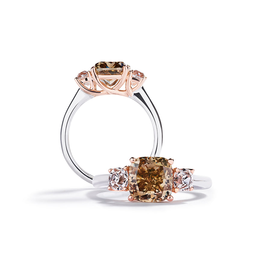 3-stens diamantring med 2,51 ct. cushion-cut Argyle Champagne diamant