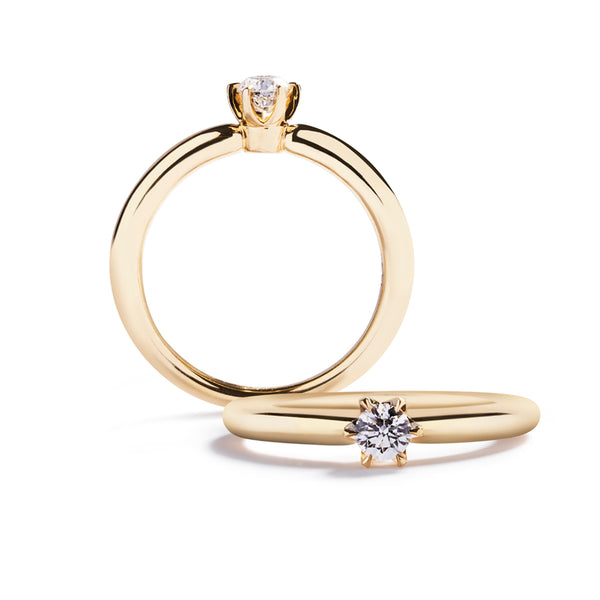 ”Copenhagen Star” solitairering i 18 kt. gulguld prydet med 0,20 ct. Top Wesselton/VS brillant.