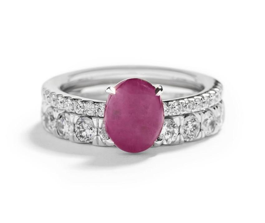 Ring med 1,42 ct. Grønlandsk Rubin og 18 brillanter