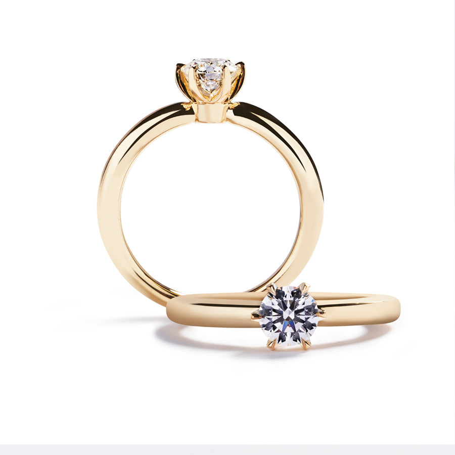 ”Copenhagen Star” solitairering i 18 kt. gulguld prydet med 0,52 ct. Top Wesselton(G)/VS1 brillant. GIA certifikat inkluderet.