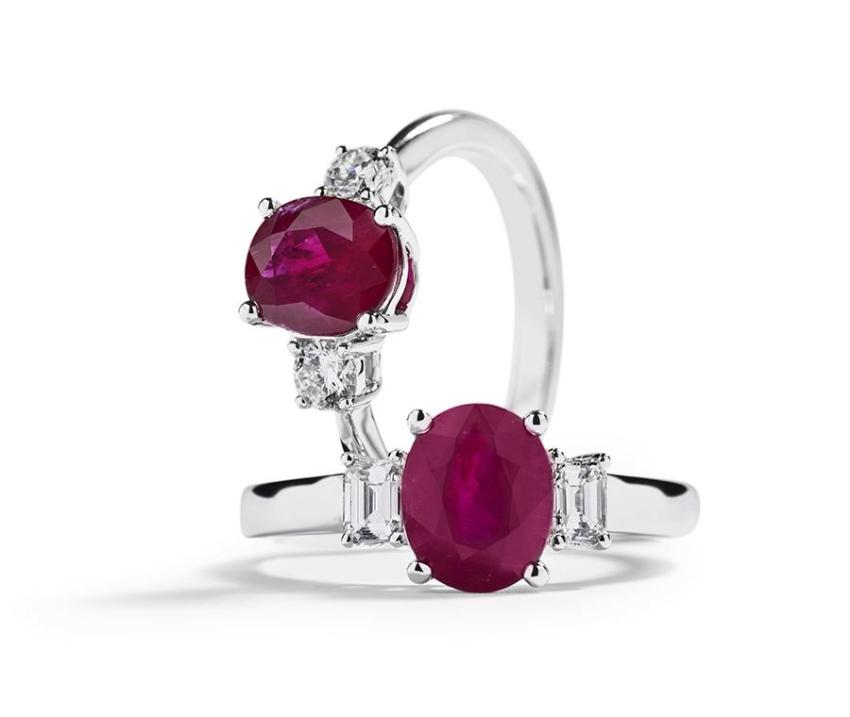 3-stens ring med Grønlandsk Rubin og smaragdslebne diamanter