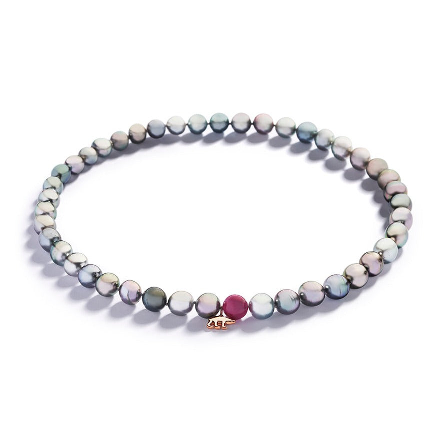Perlekæde prydet med 43-45 Tahiti kulturperler 8-11 mm samt en "pinkish red" Grønlandsk Rubinkugle 10 mm og lille vedhæng i 18 kt. rosaguld med isbjørn og Grønlandsk Rubin 0,008 ct.                                                                                                                              Grønlandske Rubiner er varmebehandlede.