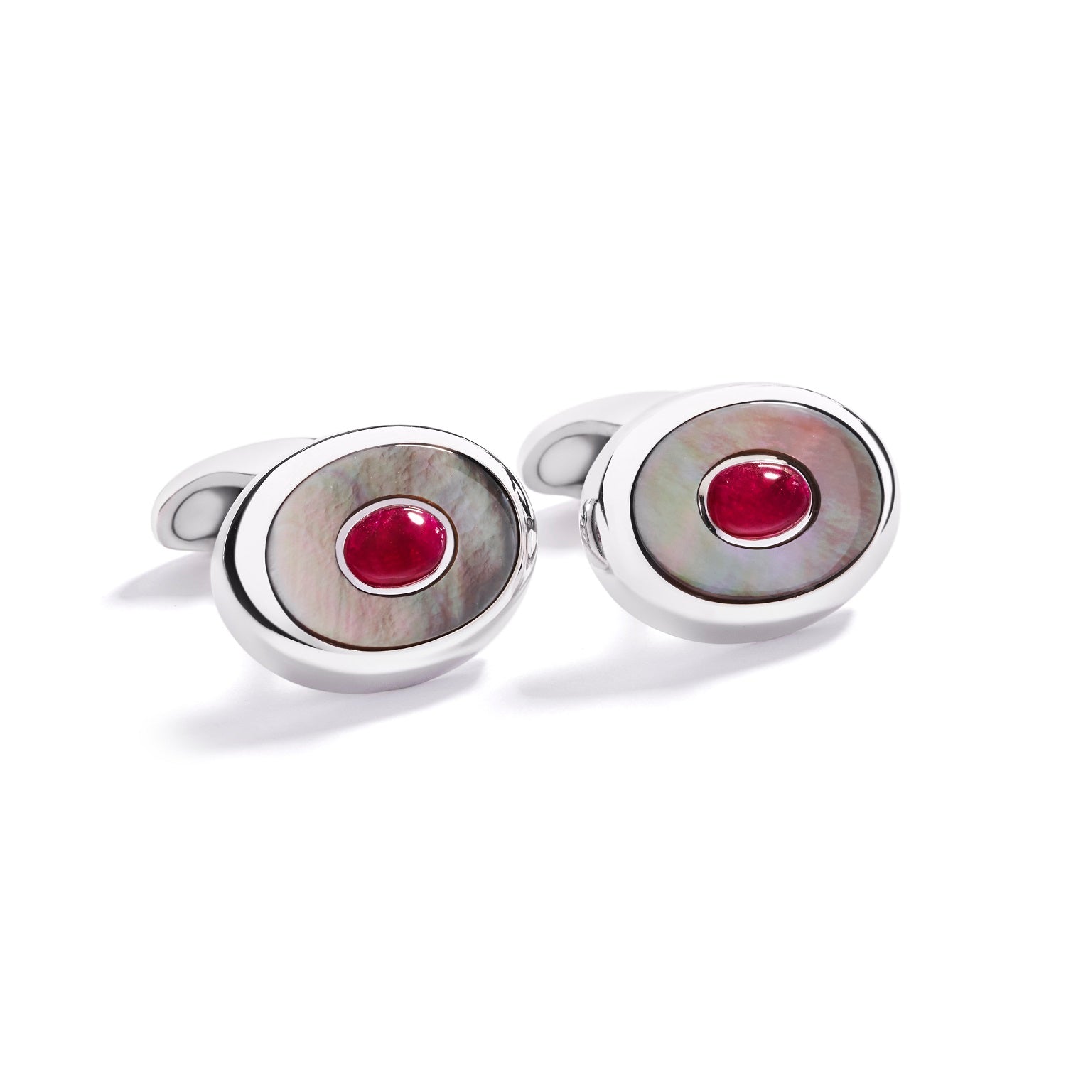 Manchetknapper i 18 kt. hvidguld og perlemor prydet med to cabochonslebne Grønlandske Rubiner, i alt 2,55 ct.