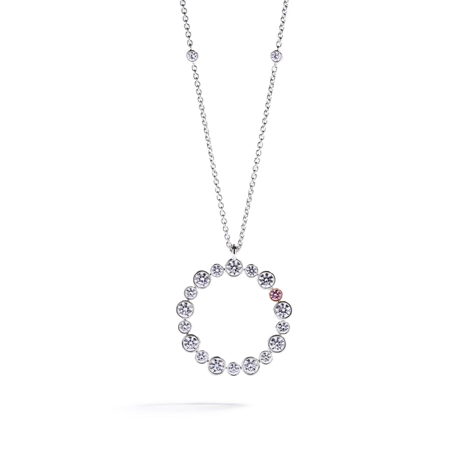 Diamant vedhæng i 18 kt. hvidguld fra Hartmann's prydet med 17 Top Wesselton/VVS-VS brillanter, i alt 1,34 ct. og en 0,04 ct. Natural Fancy Intense Pink/VVS-SI brillant samt 4 Top Wesselton/VVS-SI brillanter i selve kæden.
