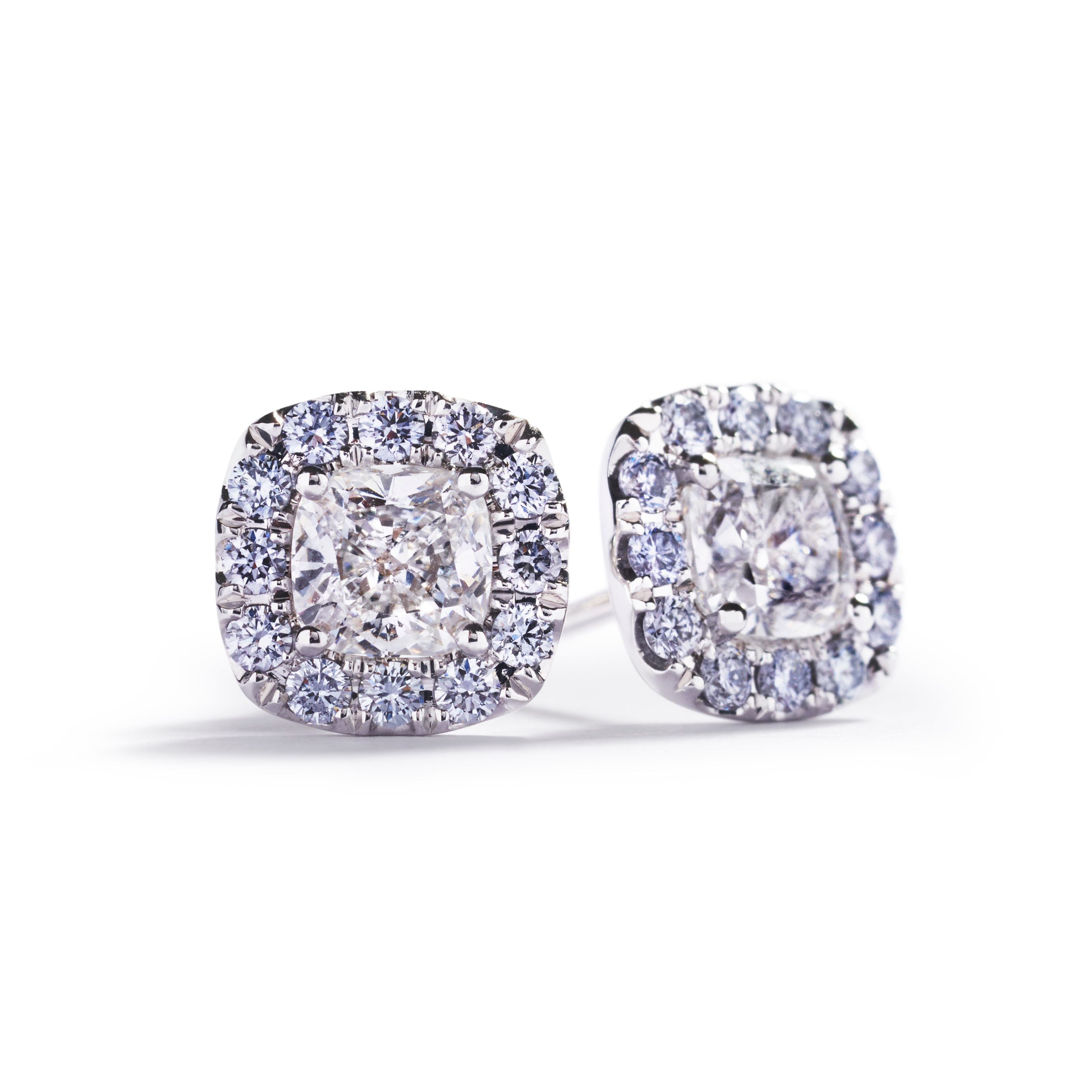 Rosetørestikker med i alt 0,80 ct. cushion cut diamanter og 0,26 ct. Argyle Blue diamanter
