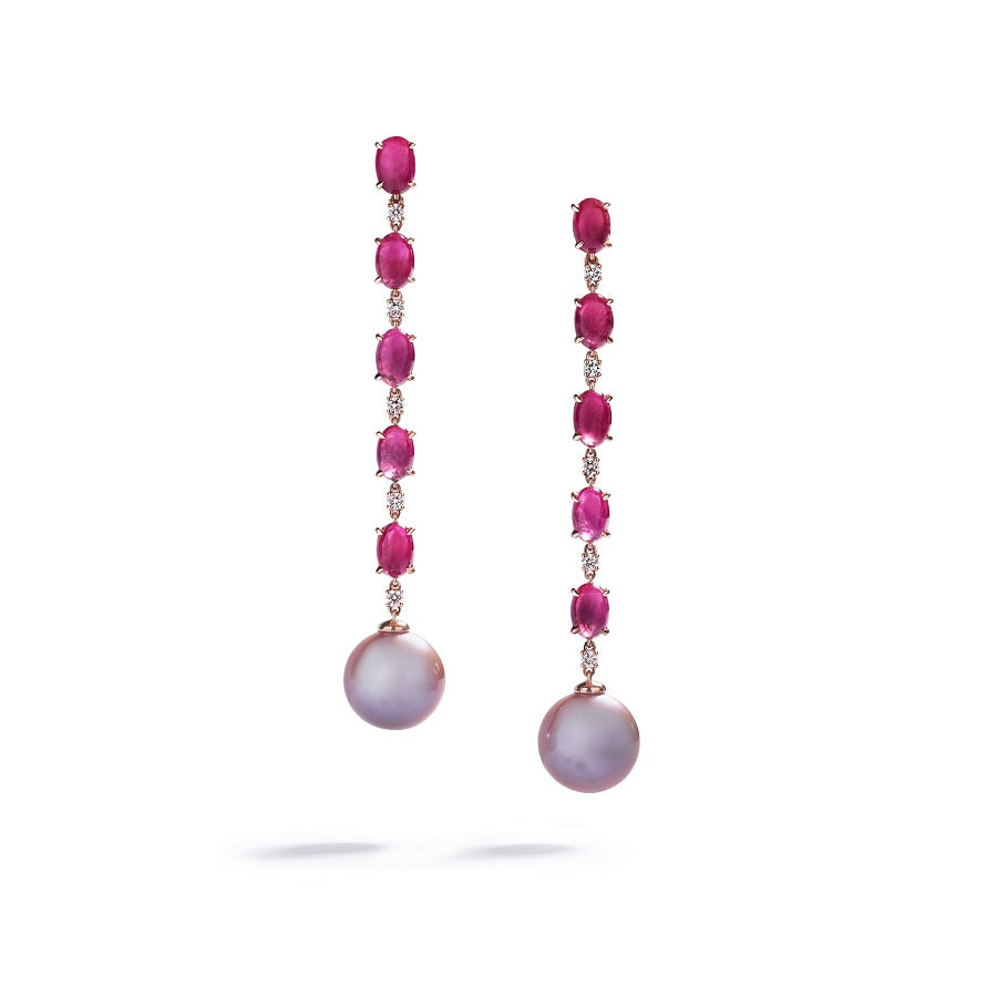 Ørehængere i 18 kt. rosaguld prydet med 10 Pinkish Red cabochonslebne Grønlandske Rubiner, i alt 6,56 ct. samt 10 Top Wesselton/VVS-VS brillanter, i alt 0,23 ct. og to pink ferskvandskulturperler 10 mm.  Grønlandske Rubiner er varmebehandlede.